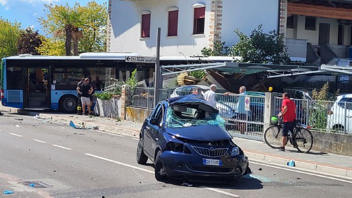 Bus Atvo contro un'auto a Jesolo: 5 feriti, di cui due gravi