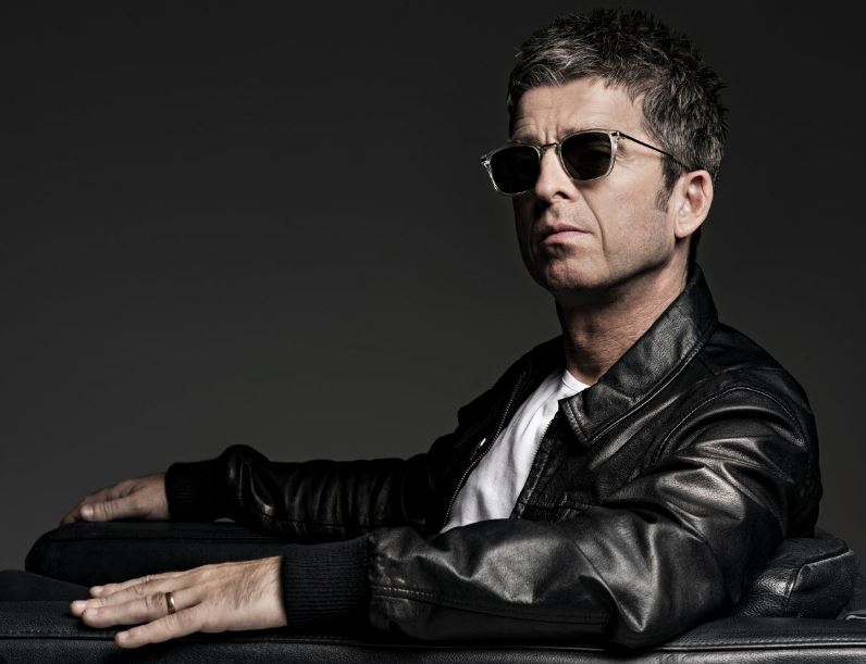Noel Gallagher in bianco e nero, arriva l'album Council Skies