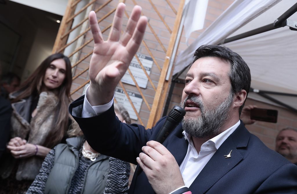 Salvini: terroristi nascosti fra migranti, stretta sbarchi e moschee