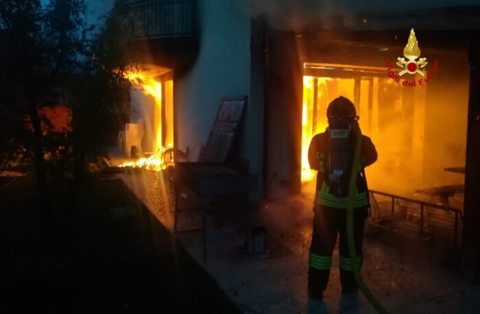 Concordia Sagittaria, incendio in casa: 7 persone leggermente intossicate - Televenezia
