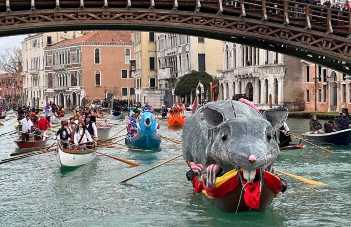 Carnevale di Venezia: corteo acqueo in Canal Grande