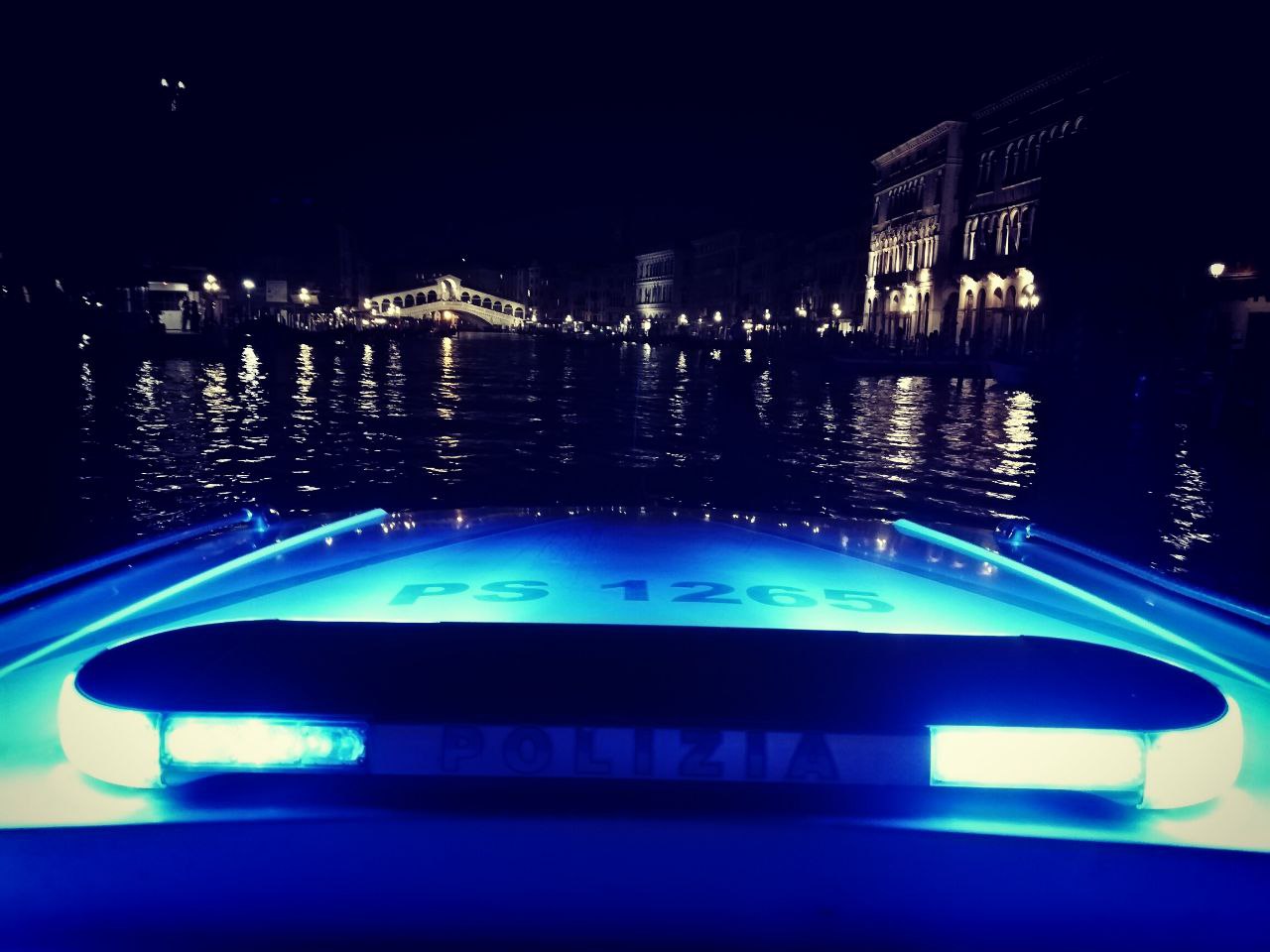 Venezia, la Polizia salva un uomo dall'annegamento